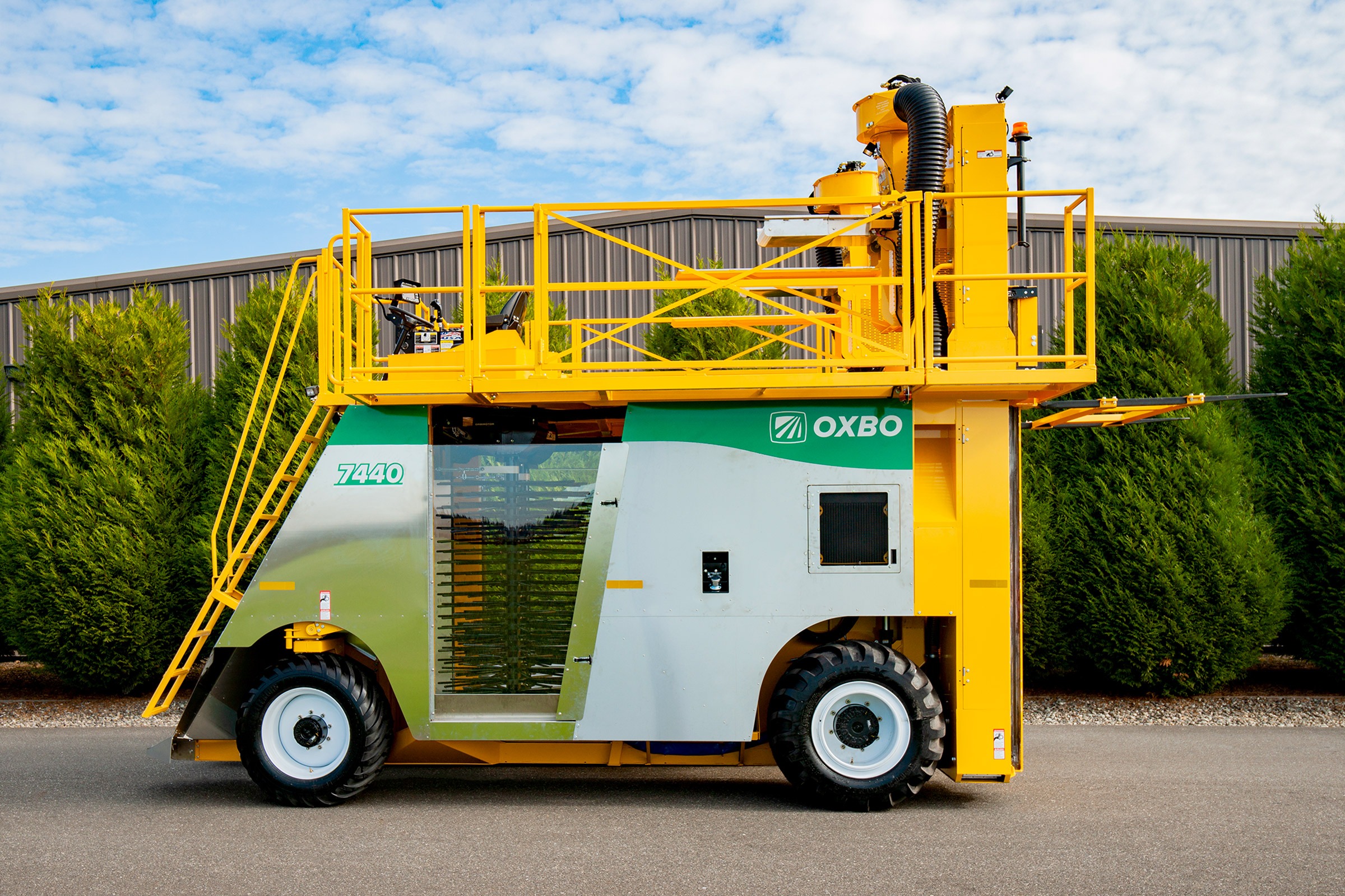 7440 Berry Harvester | Oxbo