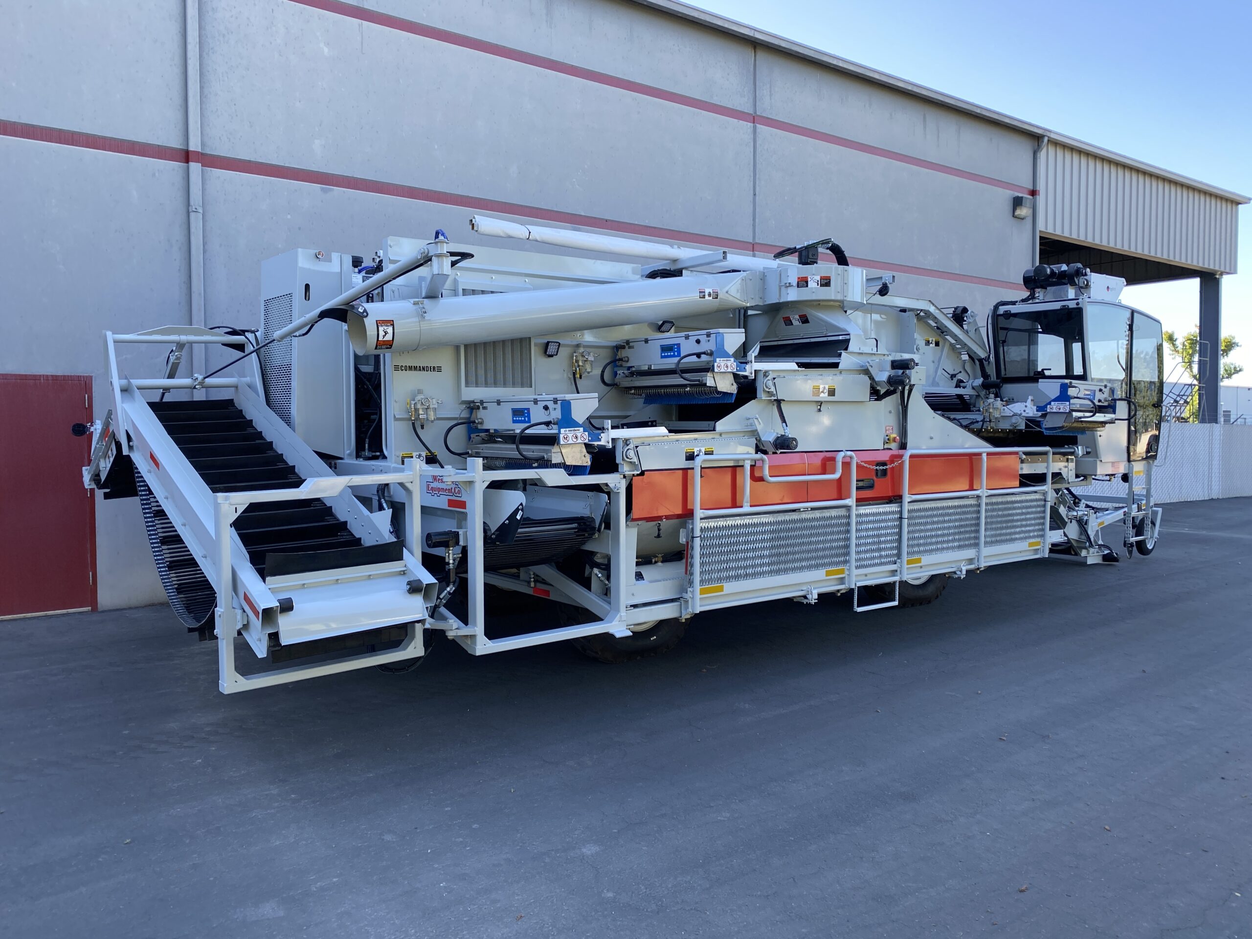 Commander tomato harvester with electronic sorters